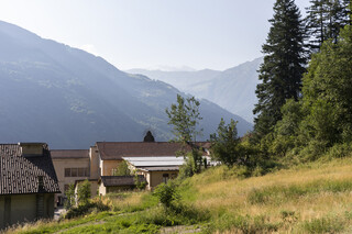 Sicht von der Wiese ins Tal